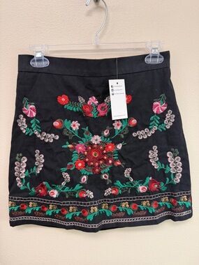 Simplee Black Floral Embroidered Mini Skirt SzM NWT